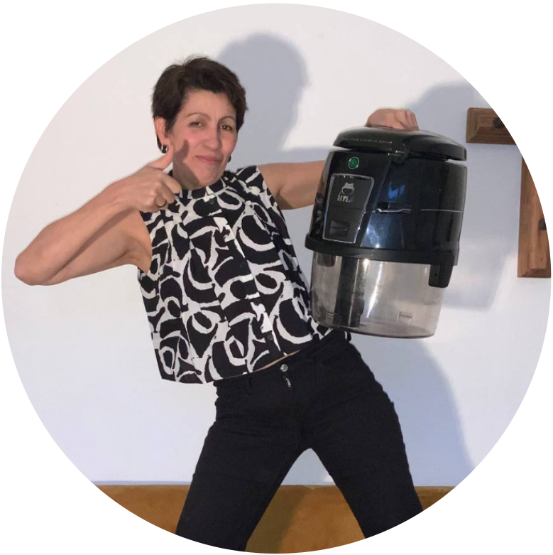 Alzenir Ferreira de Souza mit einem HYLA Luft- und Raumreinigungssystem