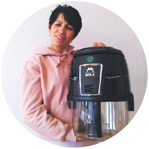 Alzenir Ferreira de Souza mit dem HYLA Luft- und Raumreinigungssystem